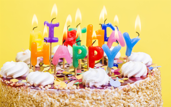 お誕生日おめで, 燃えるキャンドル, 4k, ケーキ、黄色い背景, 誕生日ケーキ, お菓子, おめでとう