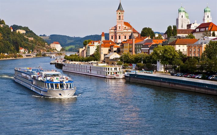 Cattedrale di St Stephens, Passau, cattolica romana, barca bianca, Danubio, paesaggio urbano di Passau, Germania