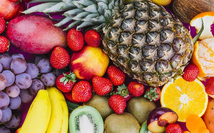 olika frukter, bakgrund med frukt, ananas, mango, druvor, jordgubbar, kiwi, bananer, apelsiner, plommon