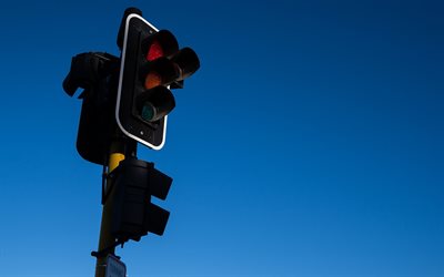 trafik ljus p&#229; himlen bakgrund, v&#228;gen f&#246;rordning, skyltar, traffic light, trasiga trafikljus