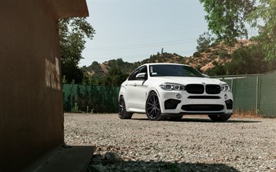 BMW X6M, 2018, esportivo de luxo SUV, exterior, rodas pretas, F86, Branco X6, BMW
