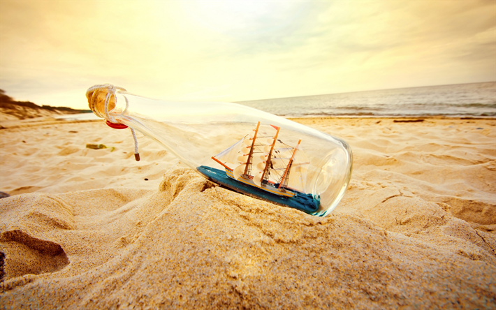 bateau dans une bouteille en verre, coucher de soleil, le soir, plage, sable, des concepts de voyage, de la mer