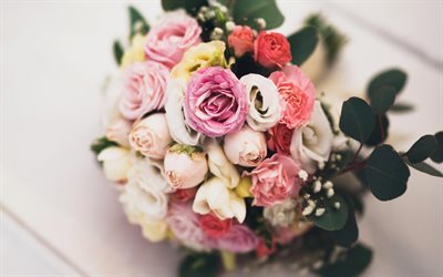 br&#246;llop bukett, m&#229;ngf&#228;rgade blommor, rosa rosor, gula rosor, brudbukett