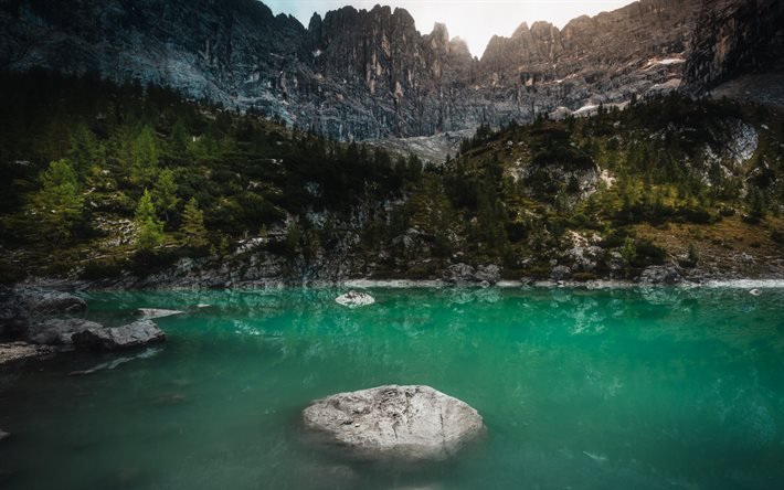 Dolomites, lac de montagne, soir, coucher de soleil, paysage de montagne, lac &#233;meraude, for&#234;t, Alpes, Italie