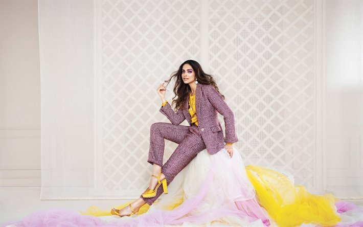 Deepika Padukone, インド女優, 驚, 紫衣装, 化粧, インドファッションモデル