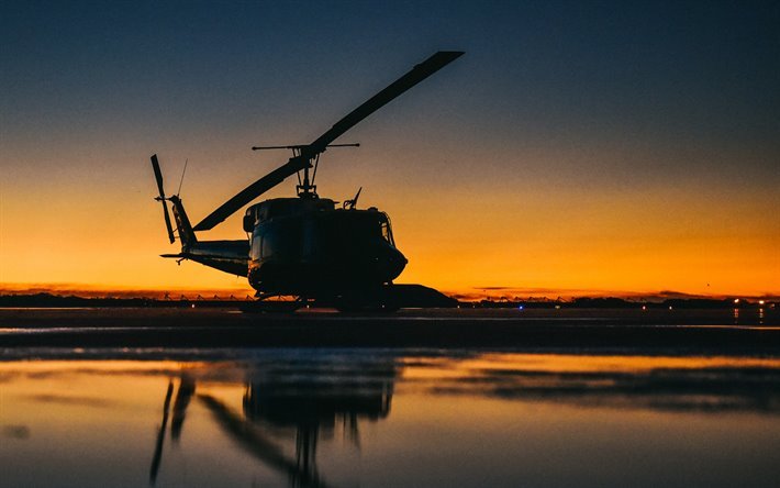 Bell UH-1 Iroquois, de transporte militar del helic&#243;ptero Bell 212, tarde, puesta de sol, campo de aviaci&#243;n, helic&#243;pteros militares, la Fuerza A&#233;rea de EEUU