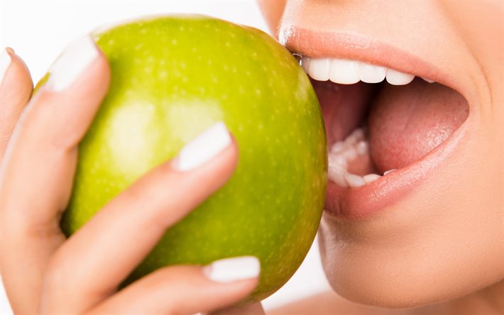 los dientes sanos, mujer muerde una manzana verde, odontolog&#237;a conceptos, de dientes blancos, la estomatolog&#237;a, dientes bonitos