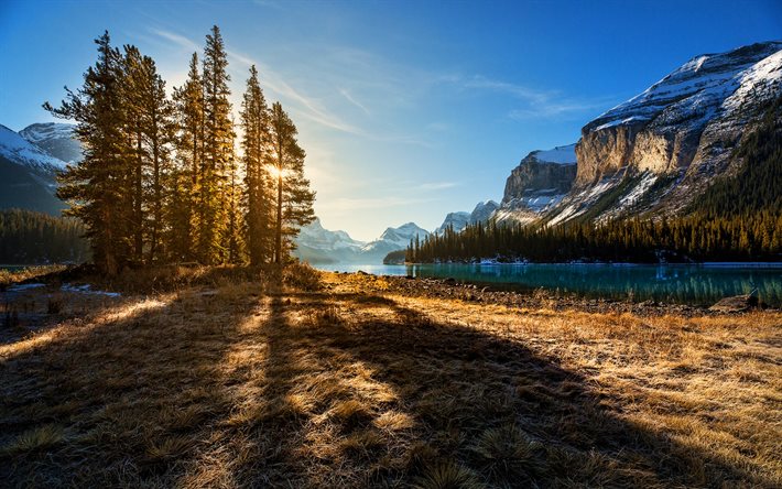 Jasper National Park, aamulla, talvi, vuoret, Kanada, kaunis luonto, vuori joen, Pohjois-Amerikassa, kanadan luonto