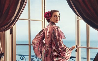 Natalie Portman, 2017, actriz Estadounidense, retrato, maquillaje, mujer cerca de la ventana