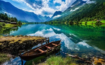 lago de monta&#241;a, por la ma&#241;ana, verano, paisaje de monta&#241;a, barco de madera, agua clara, Sogn og Fjordane, Noruega