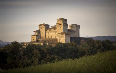Slottet Torrechiara, Emilia-Romagna, medeltida slott, italienska slott, Torrechiara, Langhirano, Italien