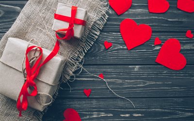 Romantik hediyeler, ahşap arka plan, Sevgililer G&#252;n&#252;, kırmızı kalpler, aşk kavramları