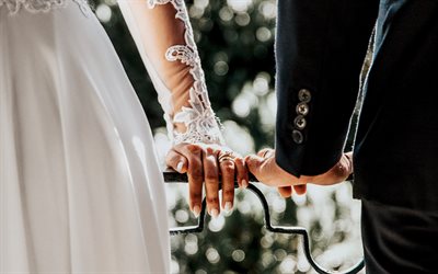sposa e lo sposo, matrimonio, anelli sulle mani degli sposi, gli anelli di nozze, bianco, abito da sposa, nozze, concetti, coppia di sposi
