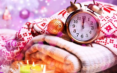 Fondo de navidad con un reloj, A&#241;o Nuevo, Navidad, bolas de navidad de oro, oro, reloj despertador, medianoche en el reloj