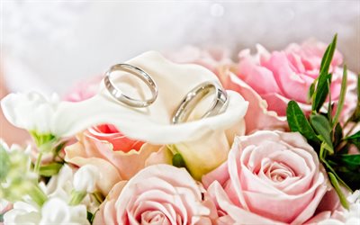 Anneaux de mariage sur les roses roses, des anneaux sur les fleurs, les concepts de mariage, en or blanc, bagues de mariage, bouquet de roses, bouquet de mariage, roses