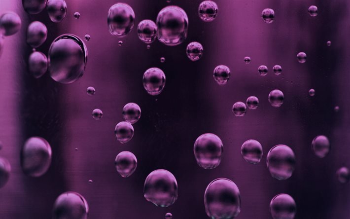 fond violet avec des gouttes d&#39;eau, fond d&#39;eau violet, concepts d&#39;eau, fond de gouttes d&#39;eau