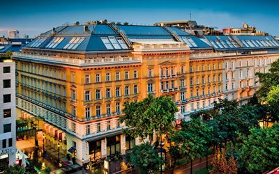 El Grand Hotel Wien, por la noche, un hotel de lujo, edificio viejo, Viena, Austria
