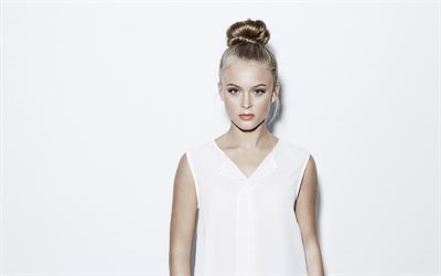 Zara Larsson, la sueca de la cantante, vertical, vestido blanco, joven cantante, maquillaje para rubias