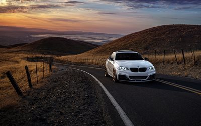 BMW M2, 2017 arabalar, M235i, yol, G&#252;n batımı, beyaz m2, BMW