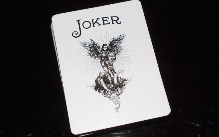 Siyah bir arka plan &#252;zerinde Joker, oyun kartları, poker, joker poker kartları