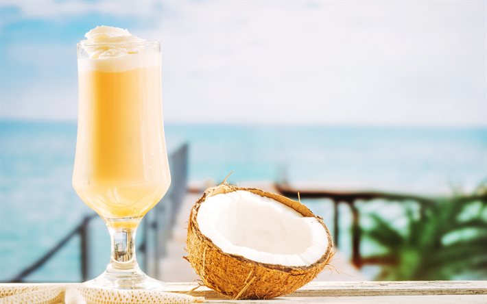 Pina colada, tradicional coquetel caribenho, coco, ver&#227;o, praia, diferentes bebidas