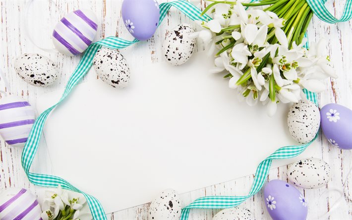 Pasqua, uova di Pasqua viola, primavera, cornice pasquale, fiori bianchi primaverili, modello di biglietto d&#39;auguri pasquale