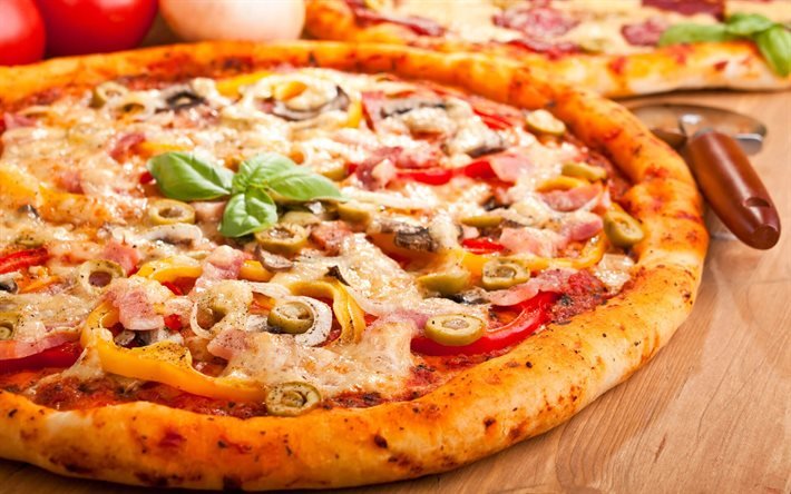 pizza mit speck und oliven, fast food, pizza, leckeres essen, pizza mit wurst