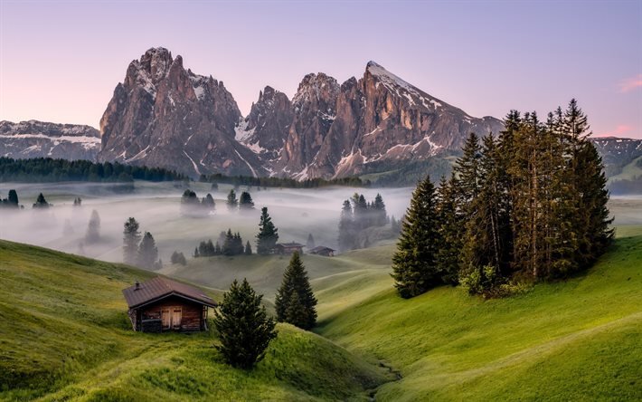 Alpi dolomitiche, mattina, alba, nebbia, paesaggio di montagna, campi verdi, rocce, Alpi, Italia