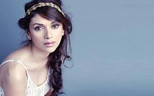 1. A Bollywood Celebrity lights up the night bollywood wallpaper