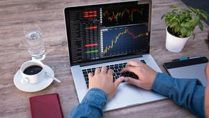 4K Laptop Monitoring Stock Market