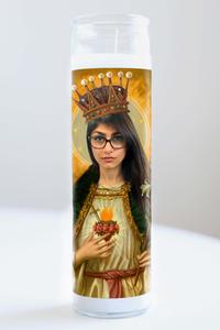 a candle with a picture of a woman holding a crown mia khalifa wallpaper