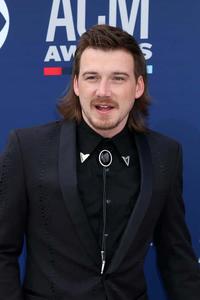 a man in a suit and tie standing on the red carpet morgan wallen wallpaper