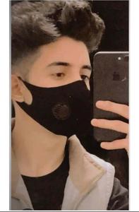 a man is taking a selfie with his phone instagram profile wallpaper