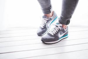 a woman wearing a pair of sneakers nike wallpaper