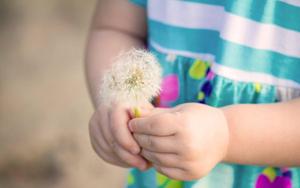A young girl taking a moment to enjoy the beauty of life girl wallpaper