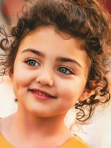a young girl with curly hair is smiling whatsapp dp wallpaper