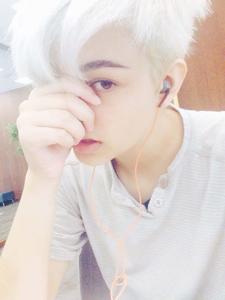 Aesthetic Boy Gazing At The Sky aesthetic boy wallpaper