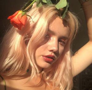Aesthetic Girl Sitting in the Sun aesthetic girl wallpaper