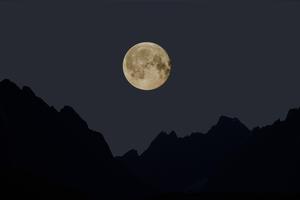 Aesthetic silhouette of a full moon on a crisp night sky aesthetic wallpaper