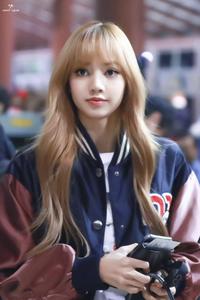 Airport Fashion Of Lisa Blackpink HD lisa blackpink hd wallpaper