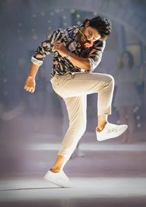 Allu Arjun HD Flower Dancing allu arjun hd wallpaper