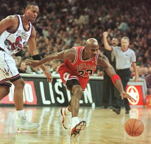 An Iconic Moment - Michael Jordan stuns the world in most epic dunk! michael jordan wallpaper