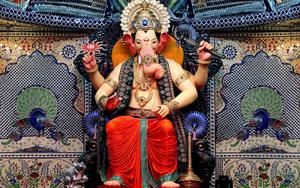 An ornamented Ganesh sculpture ganesh wallpaper