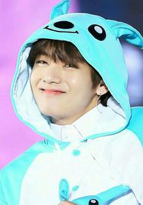 BTS V Poses for Fans bts v wallpaper