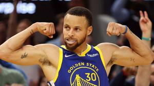 Stephen Curry Shooting a Three-Pointer stephen curry wallpaper