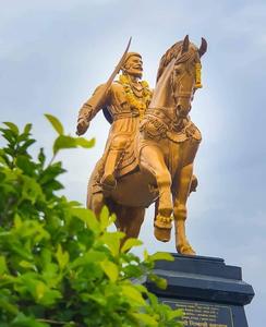 Chhatrapati Shivaji Maharaj Golden Statue shivaji maharaj wallpaper