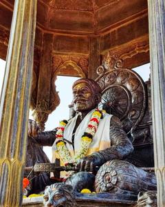 Chhatrapati Shivaji Maharaj With Colorful Garlands shivaji maharaj wallpaper