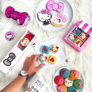 Cute Hello Kitty Character Waving Bye Wallpaper