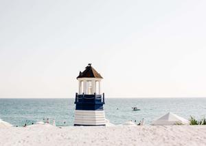 Enjoy a tranquil view of the beach on a sunny day beach wallpaper
