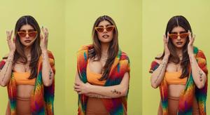 Enjoy every moment. mia khalifa wallpaper